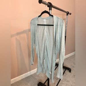 Lightweight cardigan with polished Pearl button detailing.